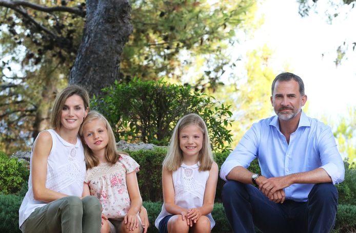 Koning Felipe en koningin Letizia van Spanje met hun dochters prinses Leonor en prinses Sofía