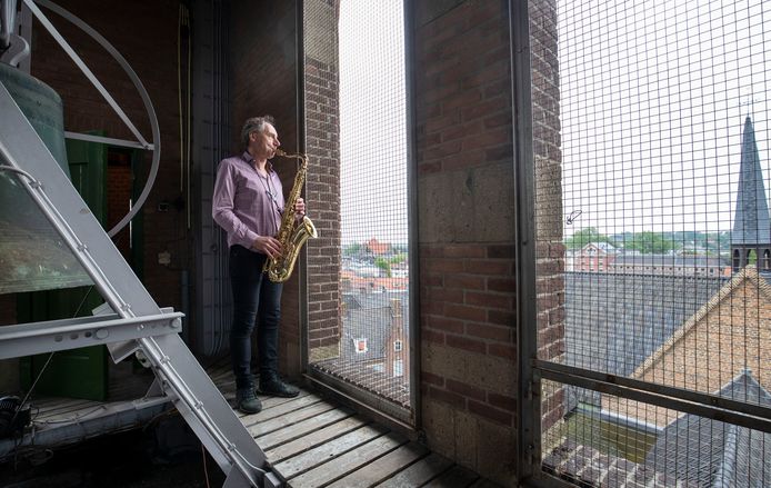 Sxoxfonist Hans Broekhuijsen geeft een concert vanaf de toren van de Johannes de Doperkerk.