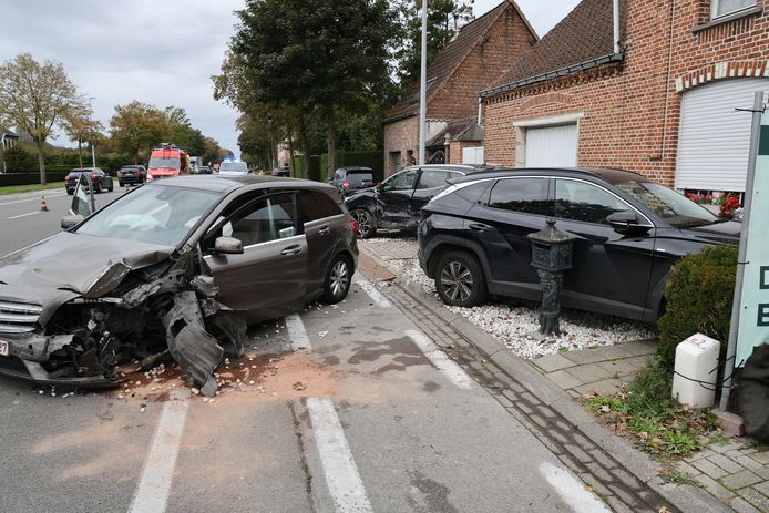 Moeder Gewond En Kindjes In Shock Na Aanrijding Met Twee Andere Wagens