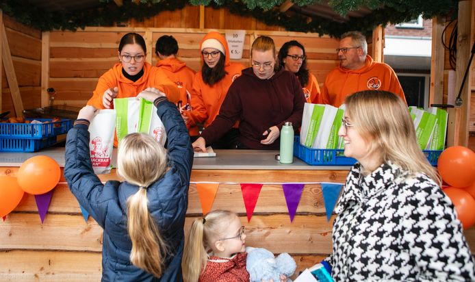 Oliebollenverkoop voor Kika in Gramsbergen door de familie Ekkelenkamp met derde van links Alice.