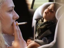 Geen wet die moeder het roken in de auto verbiedt, toch spraken agenten haar aan: mogen ze dat wel?