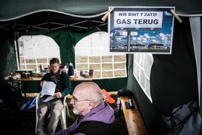 Jan Holtman (op de voorgrond), hier nog in de tent. Inmiddels is de actie verplaatst naar een warmere container.