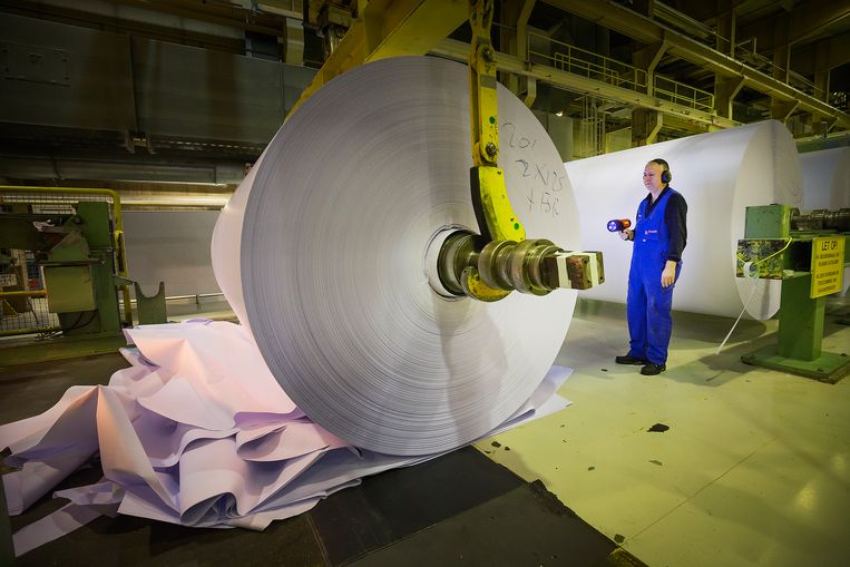 In de Crown Van Gelder papierfabriek. Beeld Hollandse Hoogte / Olivier Middendorp Fotografie
