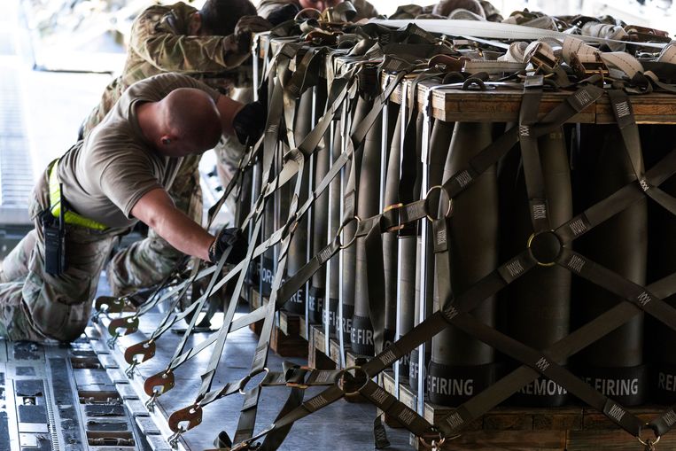 Op Dover Air Force Base in de Amerikaanse staat Delaware werden gisteren 155 mm granaten ingeladen voor gebruik door het Oekraïense leger.  Beeld AP