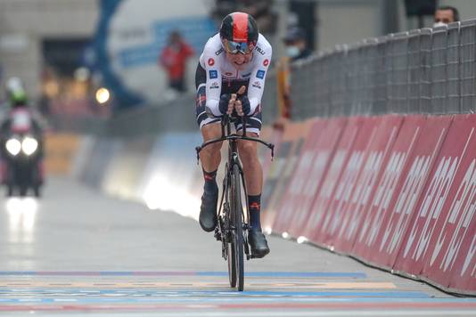 Geoghegan Hart komt over de streep en wint de Giro.