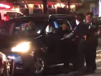 Hallucinante video: dolle bestuurder ramt bijna agenten in New York