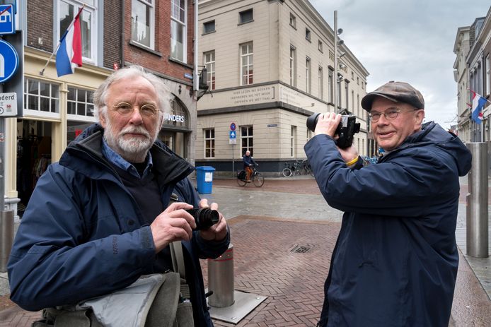 Urban Titulaer (rechts) en Gerrit van Roekel gaan in de gemeente Den Bosch op pad om 1156 (rijks)monumenten te fotograferen.