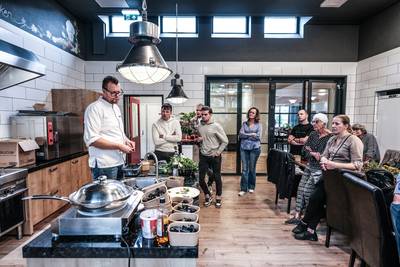 Achterhoekse chefs leren hoe ze mosselen kunnen koken