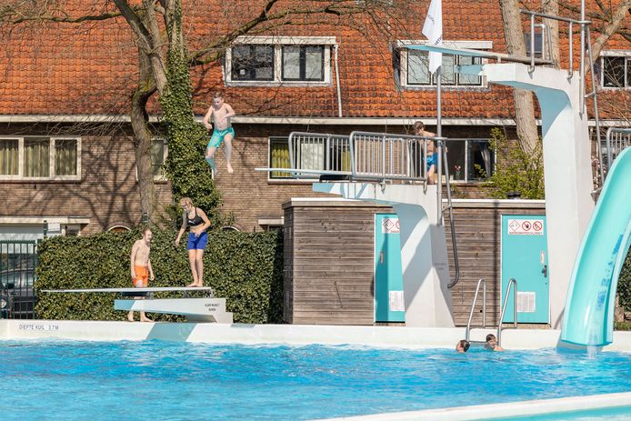 Het openluchtbad in Zwolle ging twee weken geleden voor het eerst dit jaar open, maar moest de afgelopen twee dagen de deuren sluiten door een storing in de verwarmingsinstallatie.