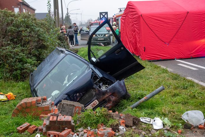 Man overleden nadat hij onwel werd en in gracht rijdt op Ledebaan in Ledebaan in Wichelen.