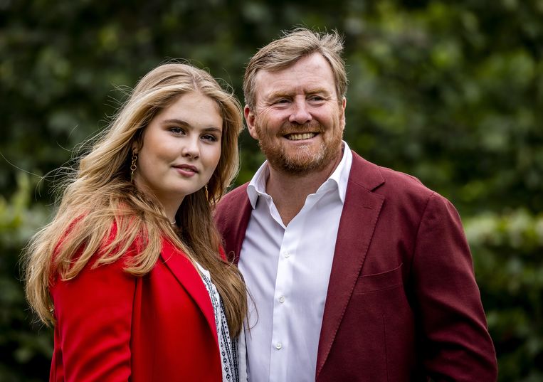 La princesa Amalia y el rey Willem-Alexander durante la sesión de fotos de verano en el Palacio Huis ten Bosch.  Imagen ANP