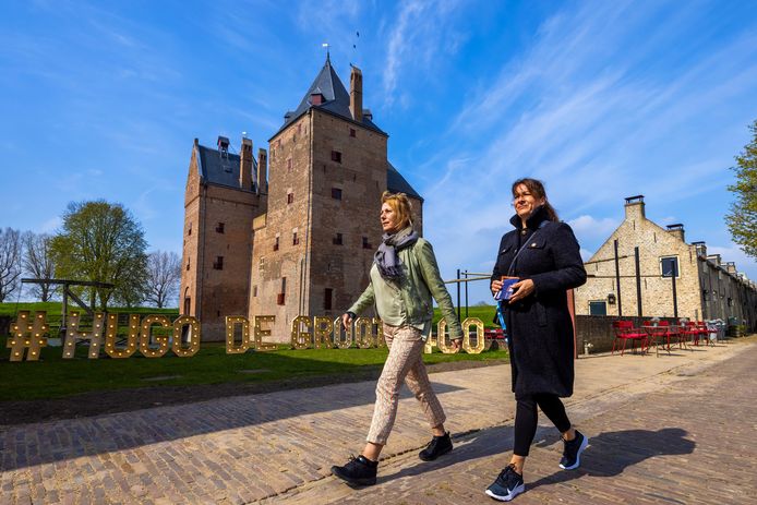 Anita de Bont (L) en Claudia Determan uit Houten bezoeken Slot Loevestein op de eerste dag Testen voor toegang.