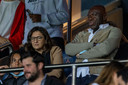 Fayza Lamari et Wilfried Mbappé dans les tribunes du PSG.