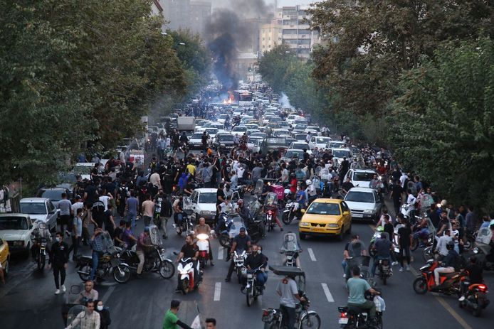 Betogers en politie clashen in Teheran tijdens een protest naar aanleiding van de dood van Mahsa Amini, nadat ze was opgepakt door de Iraanse zedenpolitie