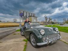 Met zijn Triumph TR3 rijdt Gerrit gewoon door de rivier: ‘Hoe smaller de wegen, hoe beter’