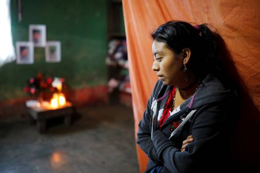 Magdalena Gomez, de zus van Felipe, in het ouderlijk huis in Yalambojoch, Guatemala.