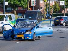 Frontale aanrijding nadat auto op verkeerde weghelft belandt, bestuurder aangehouden