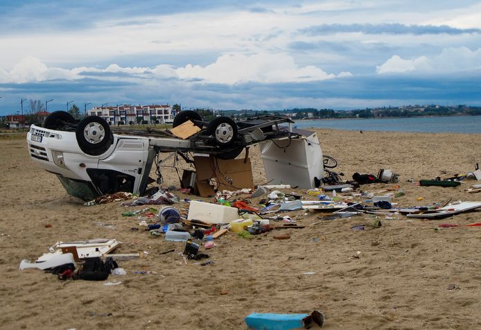 Een auto heeft de storm niet overleefd in het kustplaatsje Sozopoli.