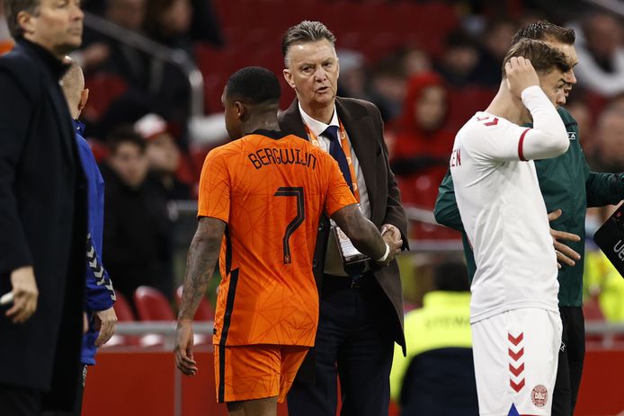 Louis van Gaal schudt Steven Bergwijn de hand. De spits scoorde twee keer tegen Denemarken.