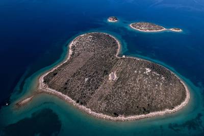 Hartvormig “eiland van de liefde” in Kroatië staat gedeeltelijk te koop