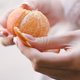 Simpel maar handig: zo krijg je geen vieze vingers bij het pellen van een mandarijn