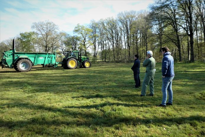 De bokashi wordt uitgereden op een grasland. De bodemverbeteraar houdt vocht vast en bevordert het bodemleven met pieren en kleine beestjes.