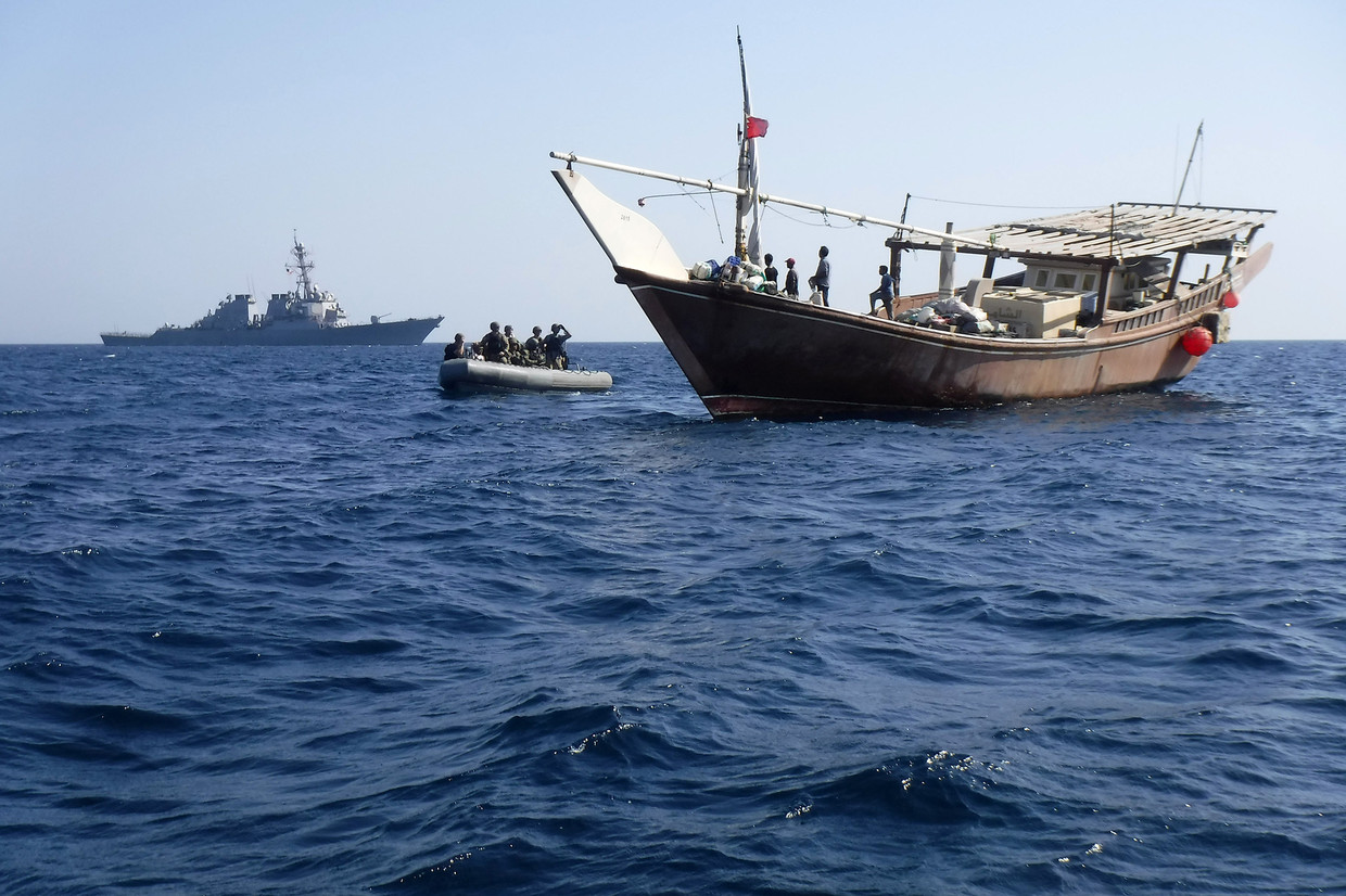 De Amerikaanse marine voert een routinecontrole uit bij een Bahreins vrachtzeilschip in de Perzische Golf. foto afp Beeld AFP