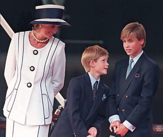 Foto genomen op 19 augustus 1995. Prinses Diana met haar oogappels, Harry en William.