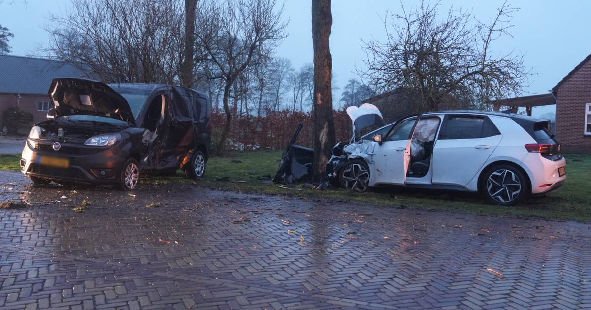 Persoon gewond naar ziekenhuis na zware botsing Rouveen.