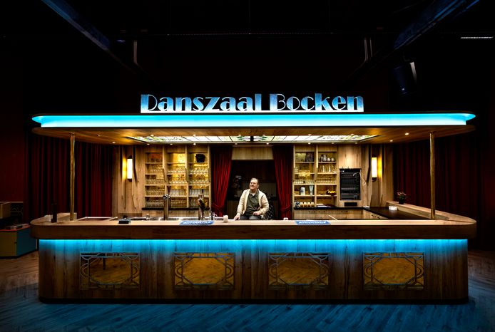 Alfons Vogels achter de bar in het nieuwe Draaiorgelmuseum in Loods 20 in Helmond.