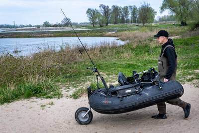 Paul uit Nijmegen vangt een monster van een meerval, ooit vist hij de grootste ter wereld op: ‘Hier