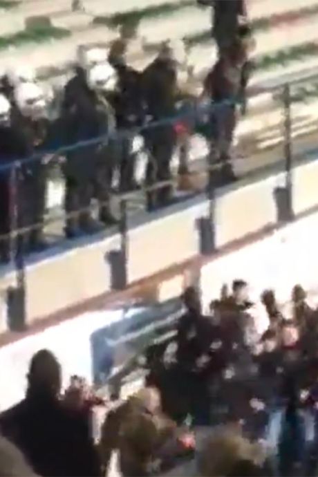 Trois policiers en civil confrontés à des hooligans sous les yeux de leurs collègues armés