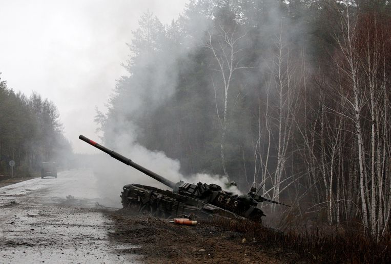 Een Russische tank die door de Oekraïense strijdkrachten is vernietigd. Beeld AFP