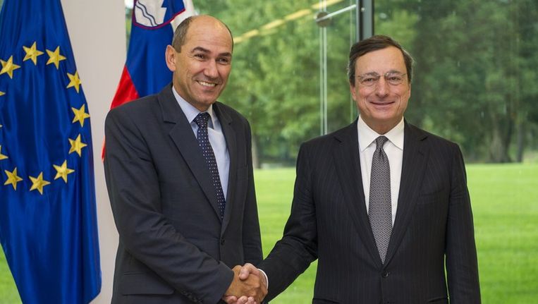 De Sloveense premier Janez Jansa (links) met de president van de Europese Bank, Mario Draghi. Beeld AFP