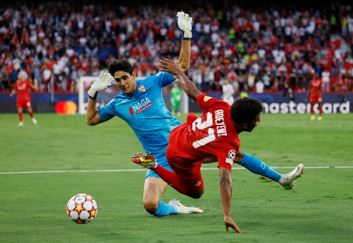 Sevilla-keeper Bono haalt Karim Adeyemi onderuit.