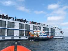 Reddingsboot Urk pikt passagier cruiseschip op IJsselmeer op na medisch incident