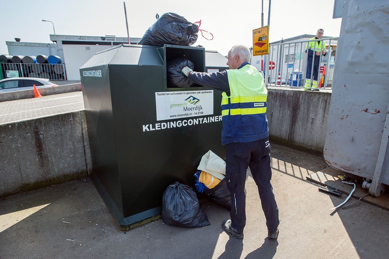 Oude schoenen online kledingcontainer