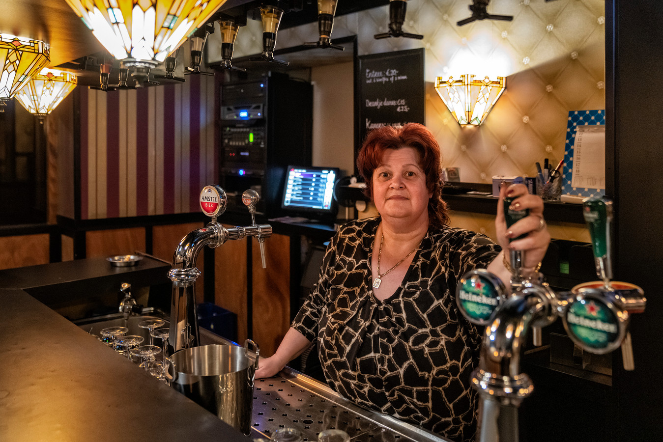 ook-bij-bordeel-julia-bar-is-het-rode-licht-voortaan-led-en-kost-een