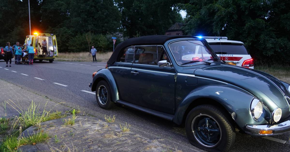 Oldtimer komt in botsing met fietser in Dedemsvaart, fietser naar het ziekenhuis gebracht.