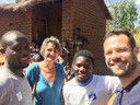 Michael Singo, Annette, Abdul Katemangu en Jasper van Soest, mededirecteur van Afripads Malawi.