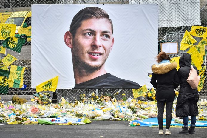 Supporters van Nantes leggen aan hun stadion bloemen neer ter nagedachtenis van Emiliano Sala (1990 - 2019) (archieffoto 8 februari 2019).