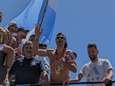 Le gardien de l’Argentine parade avec une poupée à l’effigie de Kylian Mbappé