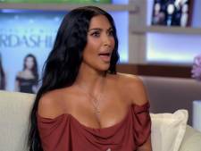 Kanye vraagt Gods hulp om Kim Kardashian terug te krijgen, zij heeft lol met een ander