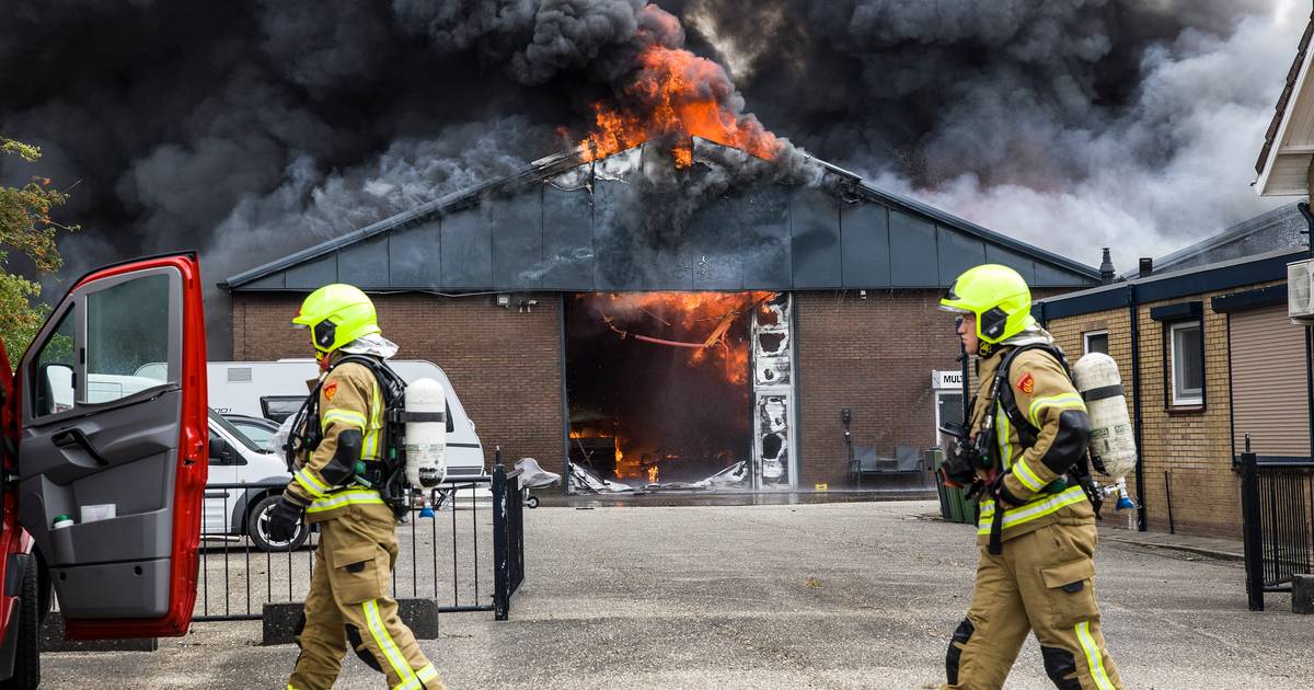 Hobbyschuur van Jan brandt volledig uit: ‘Die loods was zijn kindje, vorige week nog alles geschilde