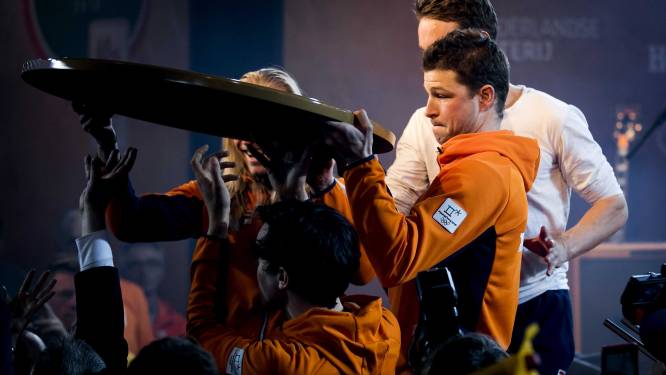 Video: Schaatsers verwonden twee fans in Heineken House