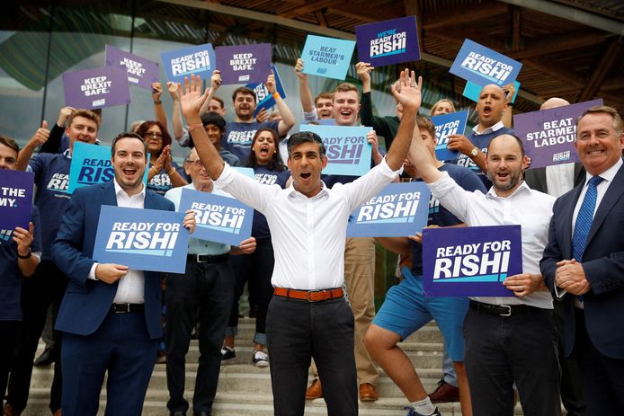 Kanshebber om de volgende premier van het land en leider van de conservatieve partij te worden is de voormalige minister van Financiën van Groot-Brittannië, Rishi Sunak (in het midden).