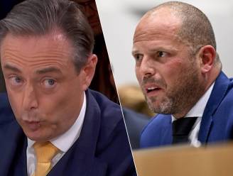 “I fell off my stoel”: Antwerpse gemeenteraad lacht met gebrekkig Engels van Theo Francken, óók Bart De Wever en rest van N-VA