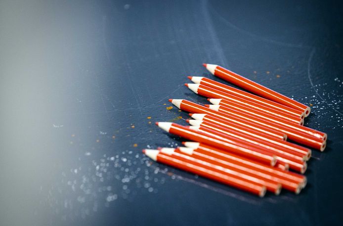 Bij de komende Kamerverkiezingen mag in veel gemeenten het rode potlood maar een keer gebruikt worden. In andere gemeenten wordt het na het potlood na het uitbrengen van elke stem telkens schoongemaakt.