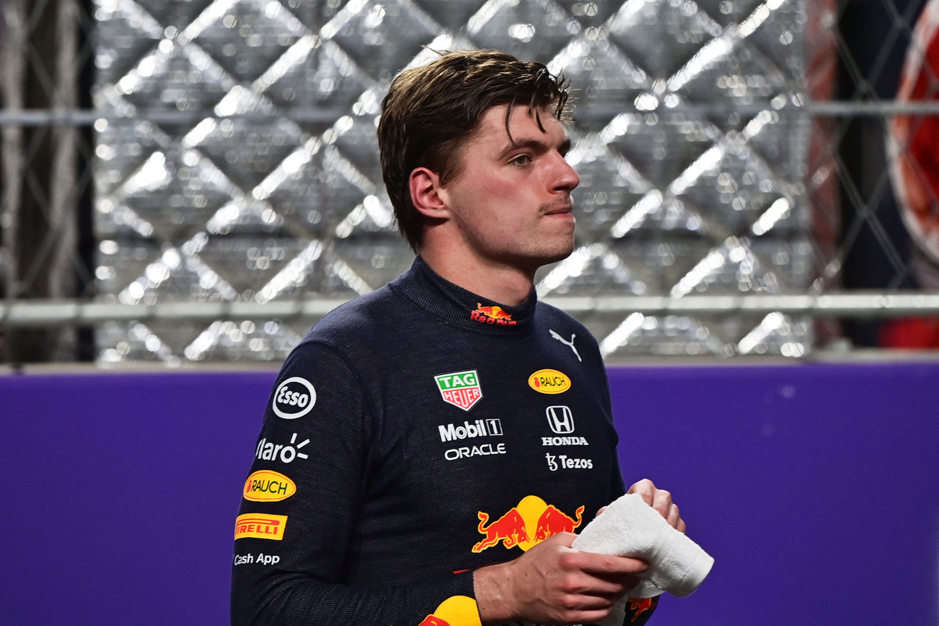 Max Verstappen baalt na zijn kwalificatie.