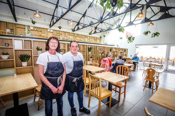Sociaal restaurant Het Paradijs: medewerkers Rita en Lindsay